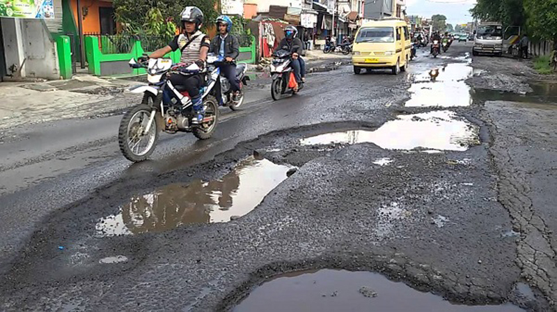 JALAN PROVINSI SANGAT PRIHATIN